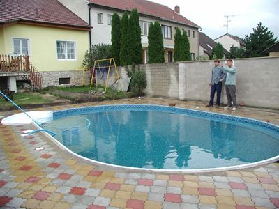 Výstavba oválného zahradního foliového bazénu