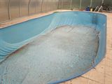 Ocelový kratý bazén s vnitřní  izolační folií před rekonstrukcí a výměnou folie.