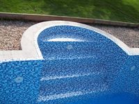 Venkovní bazén s mozaikou, protiproudem, osvětlením, tepelným čerpadlem a solonizační jednotkou