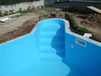 Venkovní bazén se schodištěm, vyložený modrou bazénovou folií